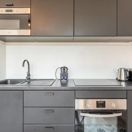 1 Bedroom With Balcony - Near Metro