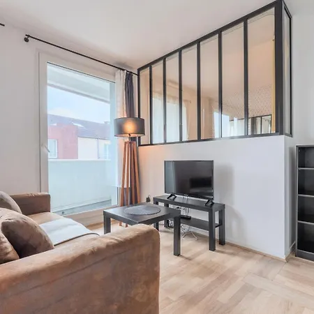 1 Bedroom With Balcony - Near Metro
